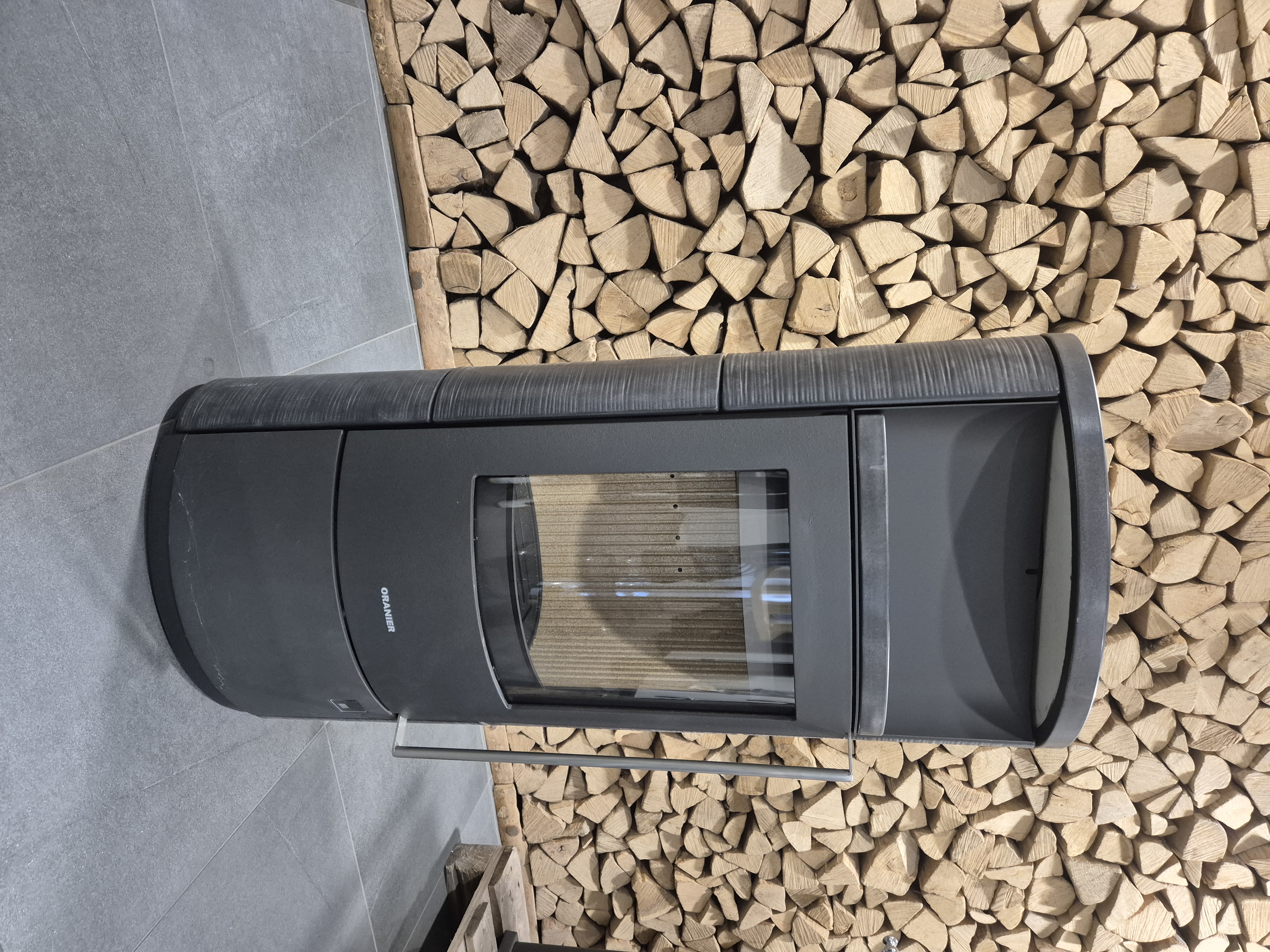 Oranier Polar Neo 4, Korpus Stahl schwarz, Keramikverkleidung Namib, inkl. Holzfachtür (5.0 kW) (Ausstellungsgerät)