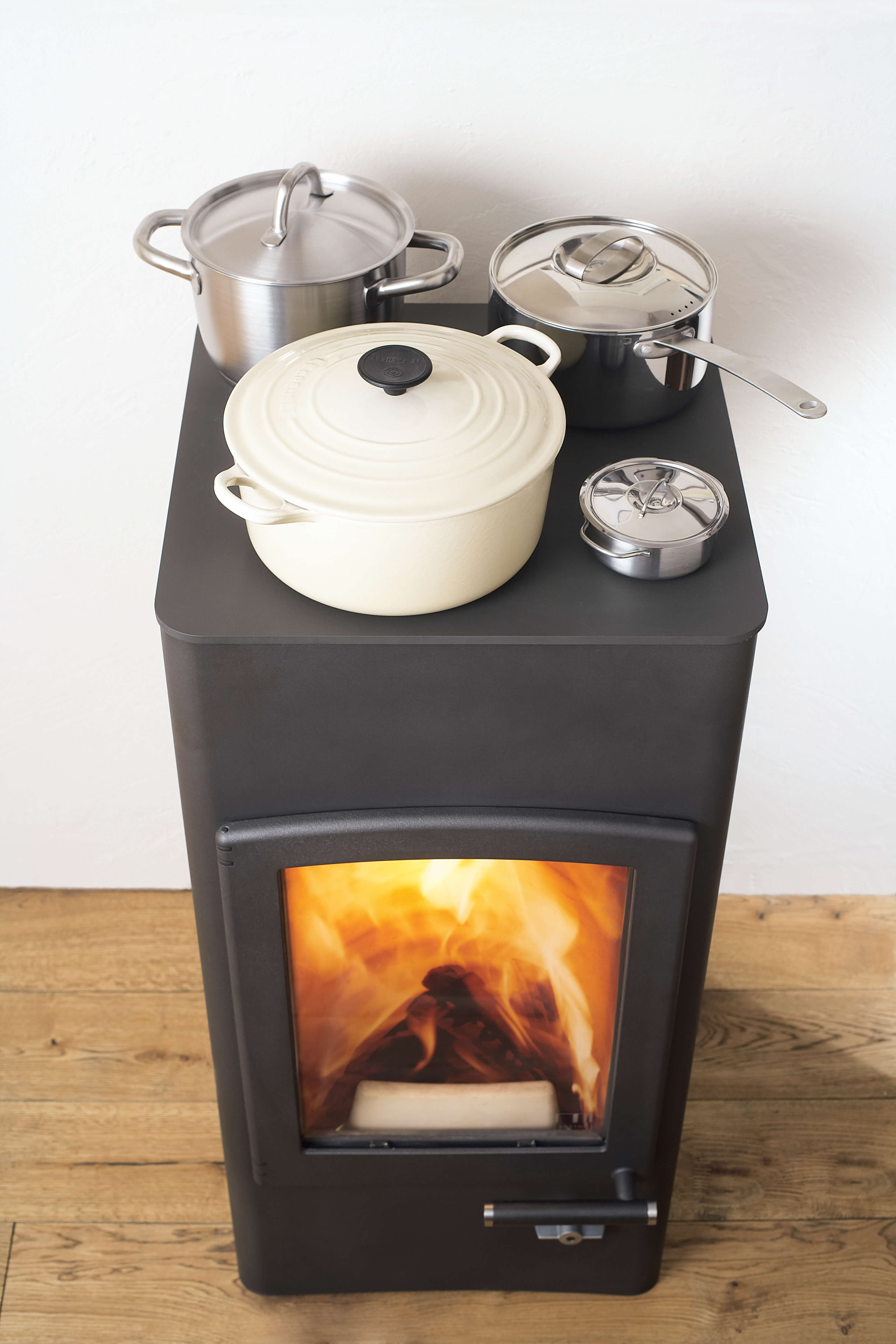 Lucy-Cook-Detail-Kochplatte-mit-Kocht-pfen