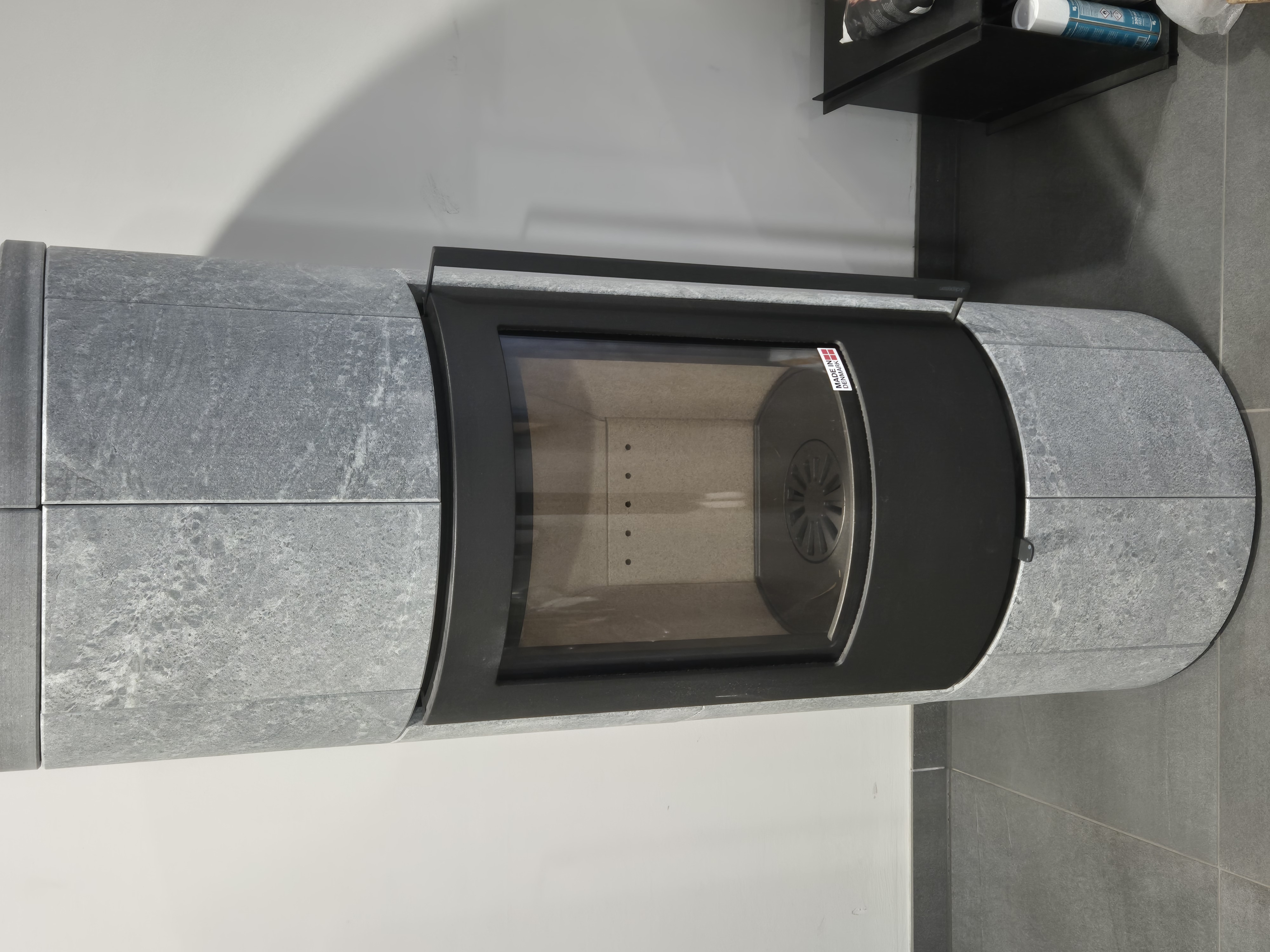 Jydepejsen Troja 44, Korpus Stahl schwarz, Speckstein (6,0 kW) (Ausstellungsgerät)