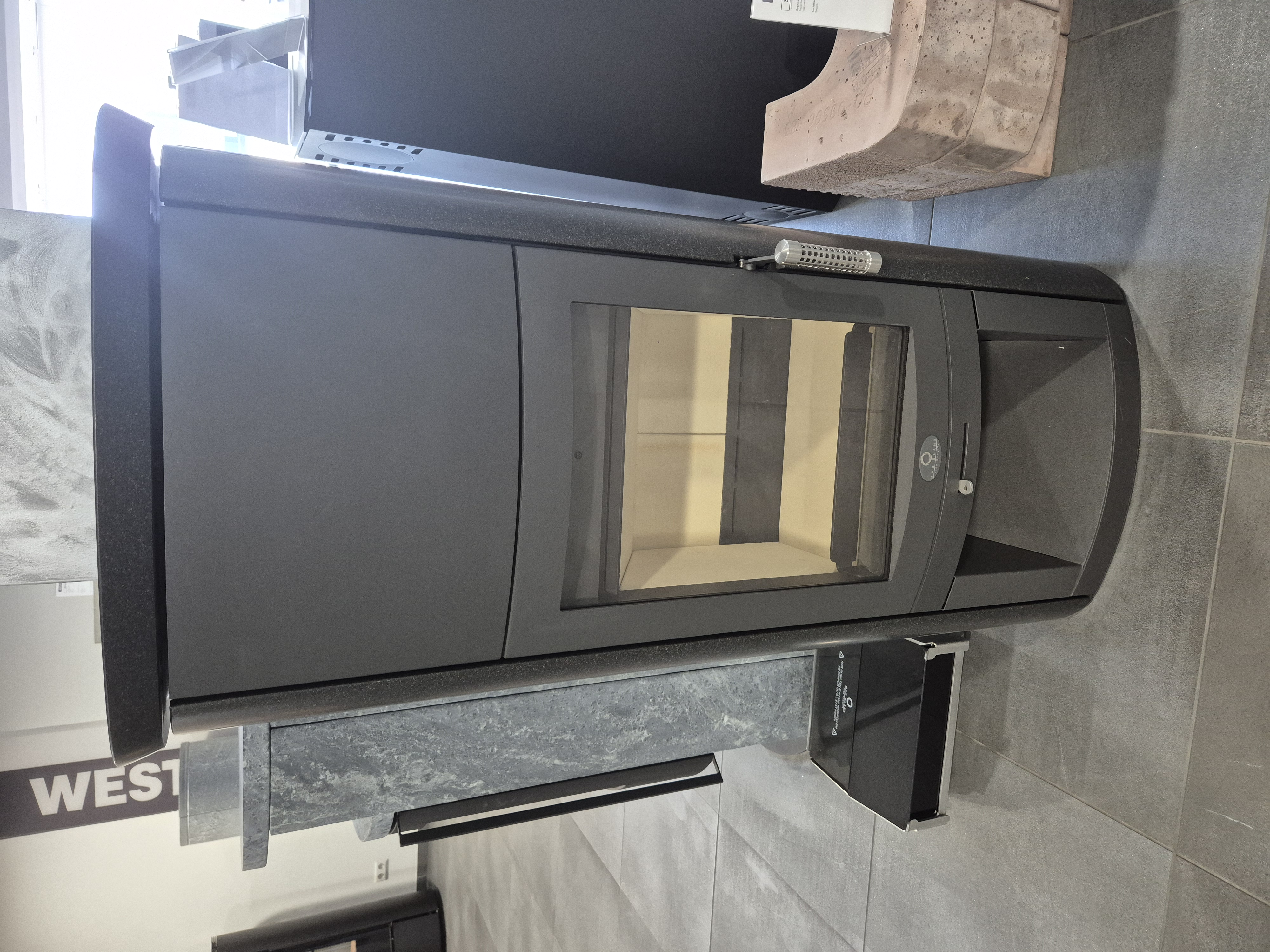 Max Blank Rio SP Stone, Naturstein schwarz glatt, inkl. Pelletkassette S (6,5 kW) (Ausstellungsgerät)