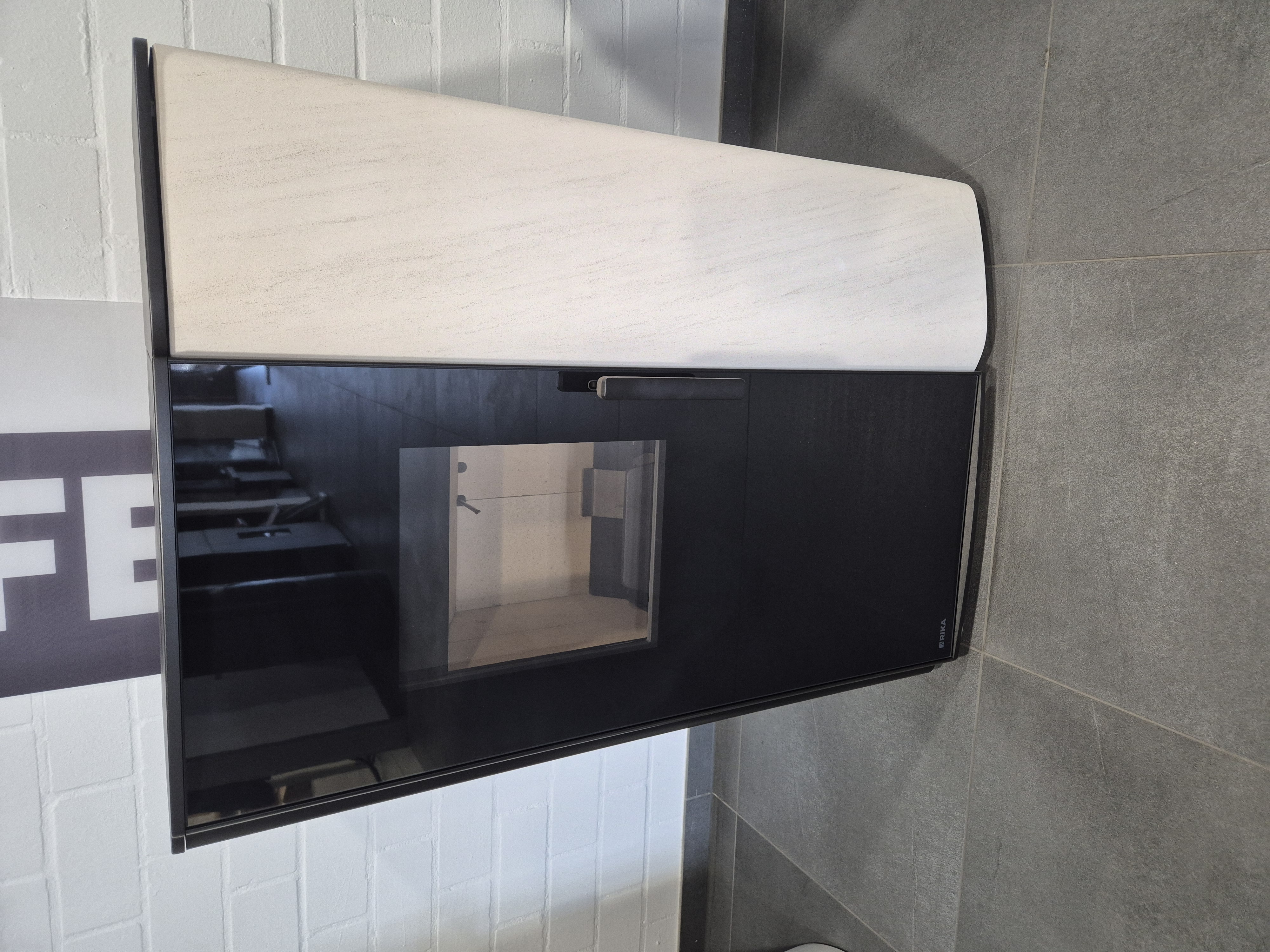 Rika Paro (8,0 kW) Kombiofen Pellet & Scheitholz, mit Steinweiß, Rauchrohranschluss oben (Ausstellungsgerät)