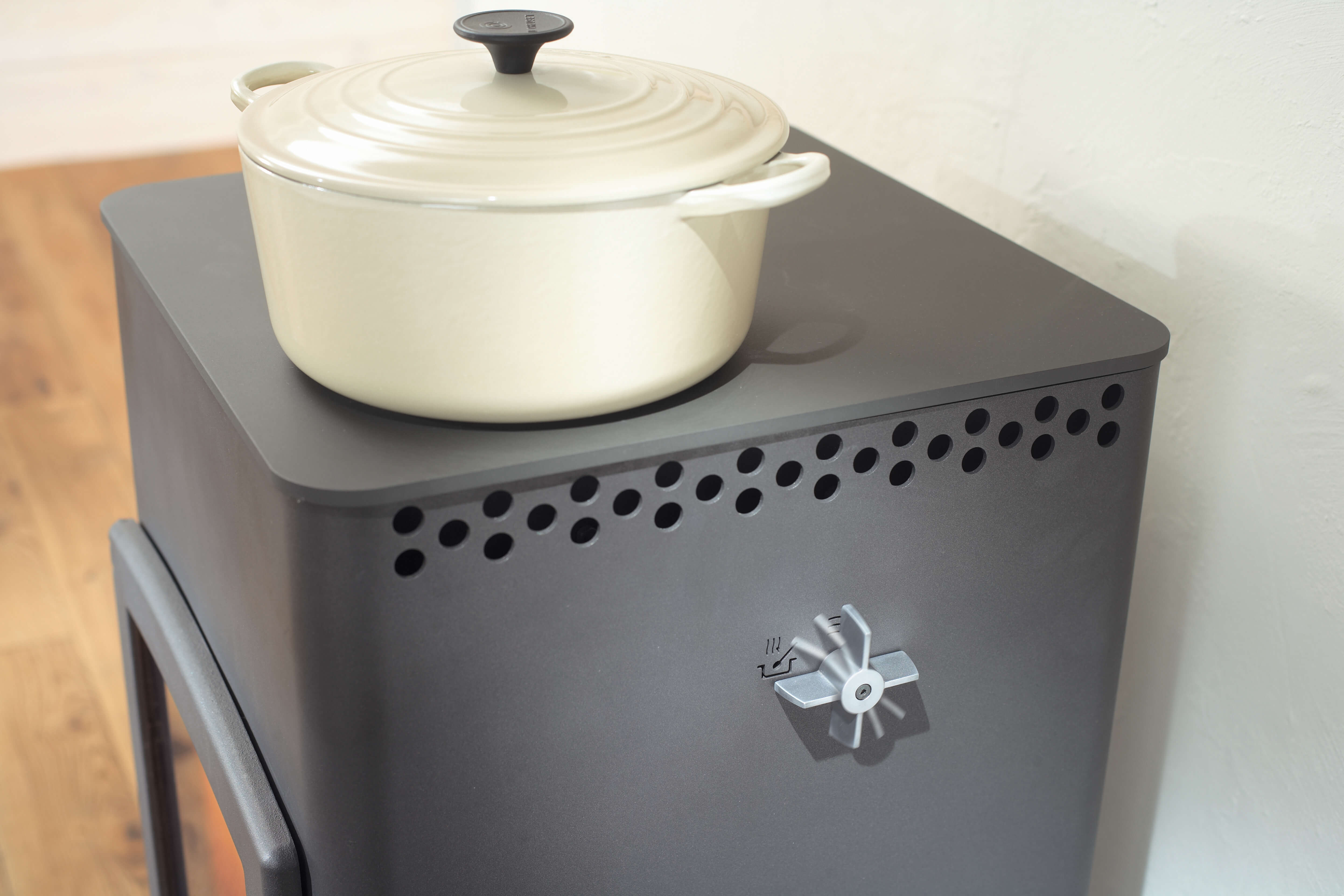Lucy-Cook-Detail-Kochplatte-mit-Kochtopf