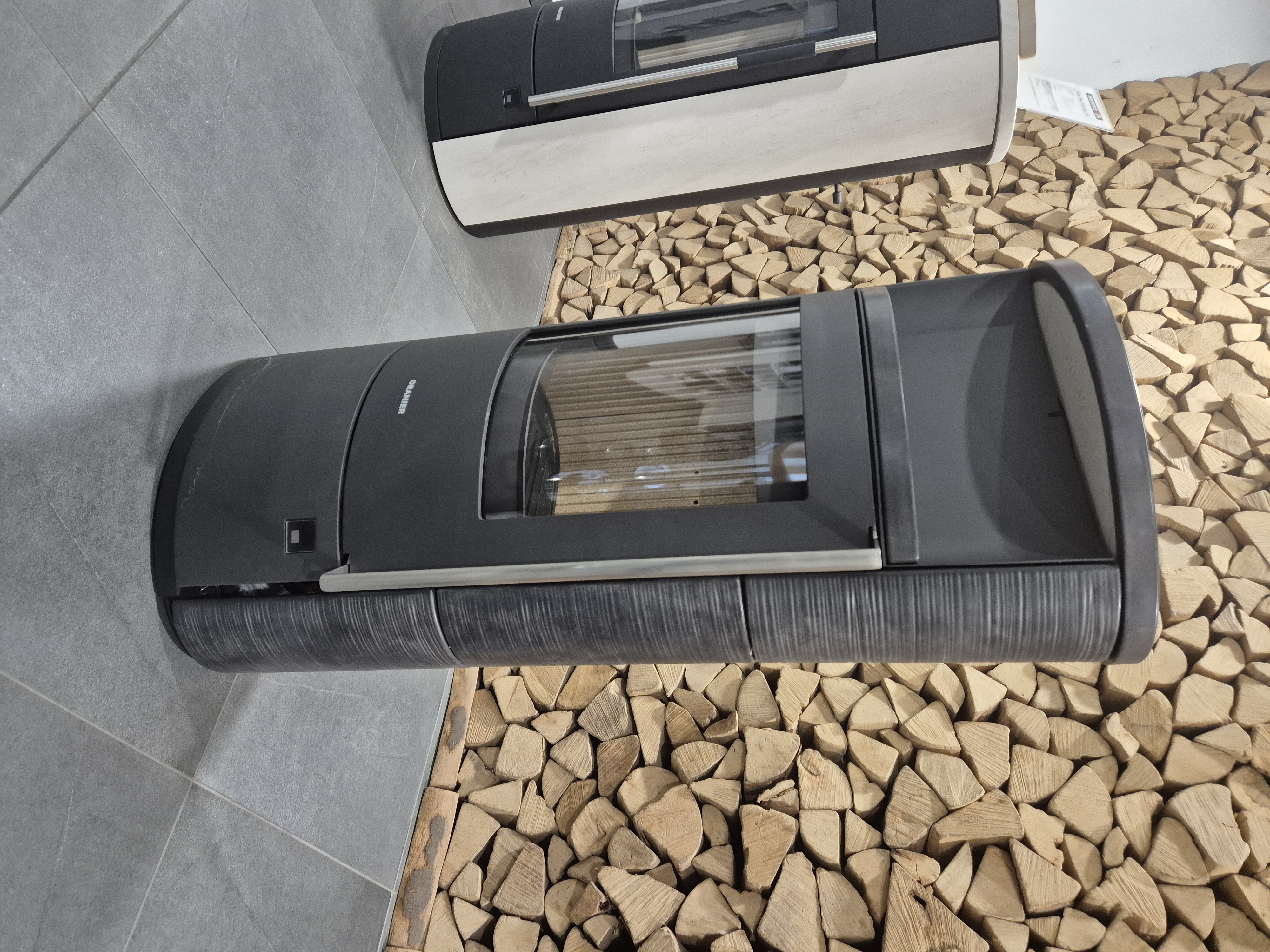 Oranier Polar Neo 4, Korpus Stahl schwarz, Keramikverkleidung Namib, inkl. Holzfachtür (5.0 kW) (Ausstellungsgerät)